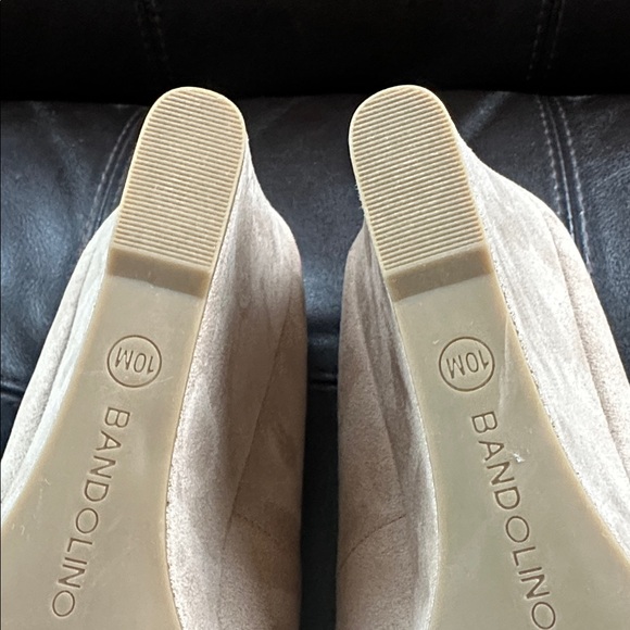 Bandolino Beige Wedge Heels Size 10M Almond Toe Classic Pump - Picture 6 of 6